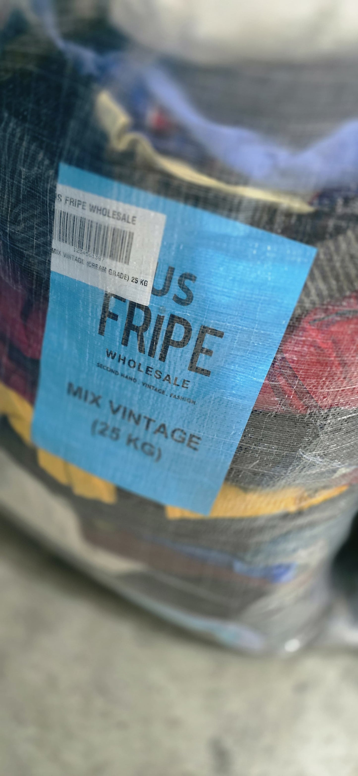 Bulk vintage clothing for resellers 25Kg – USFripe